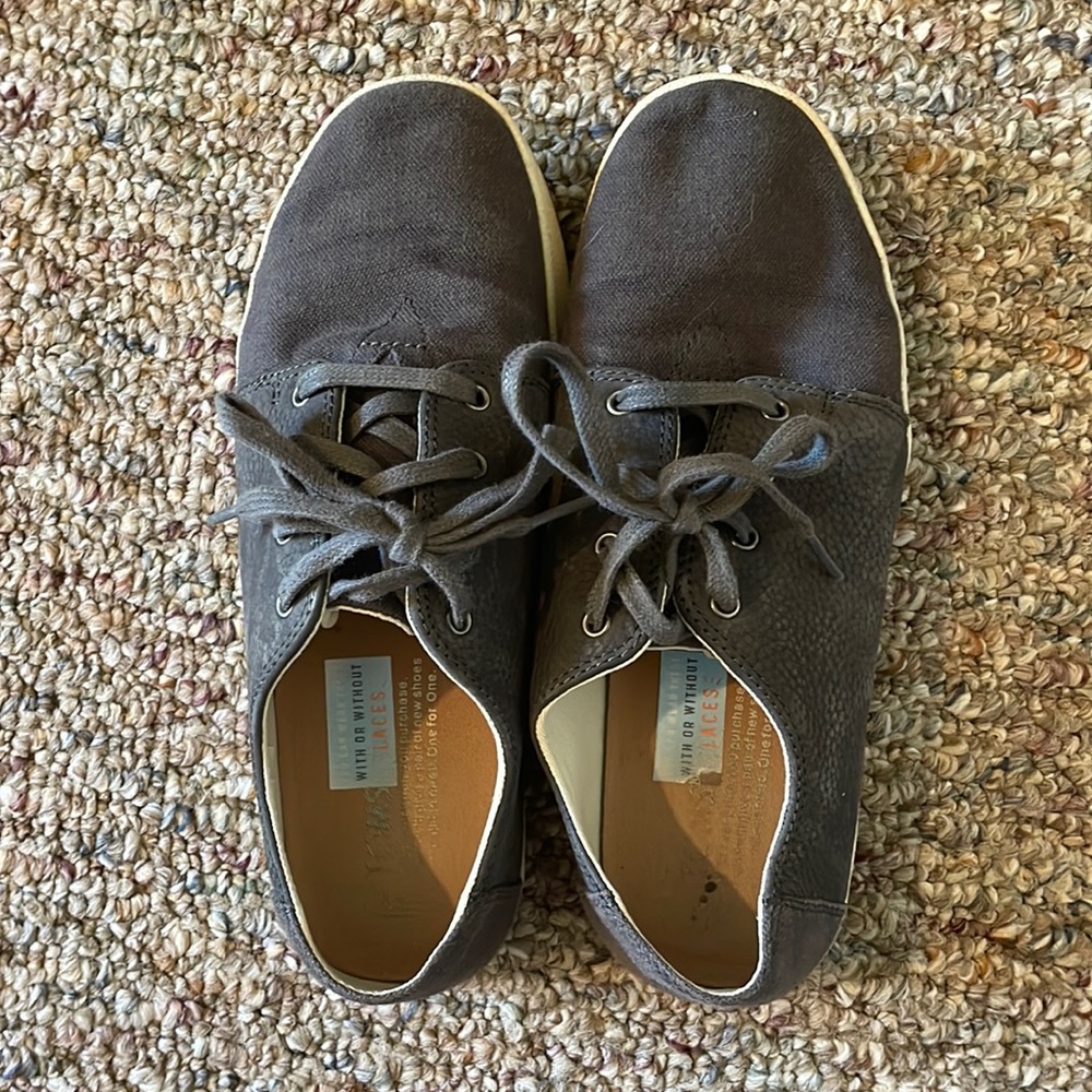 Tom’s suede lace ups, unisex. Mens 6.5/Womens 8